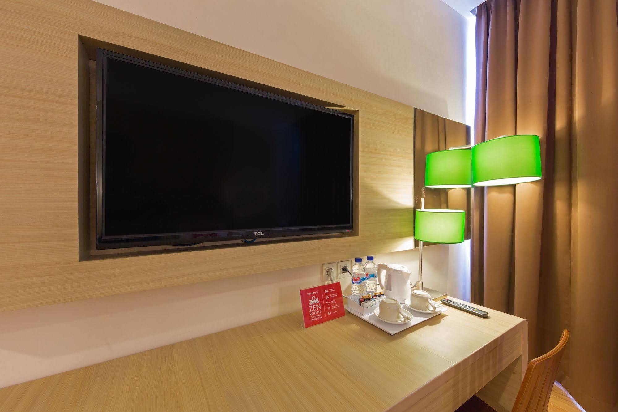 Zen Rooms Kuta Tuban Suites Buitenkant foto