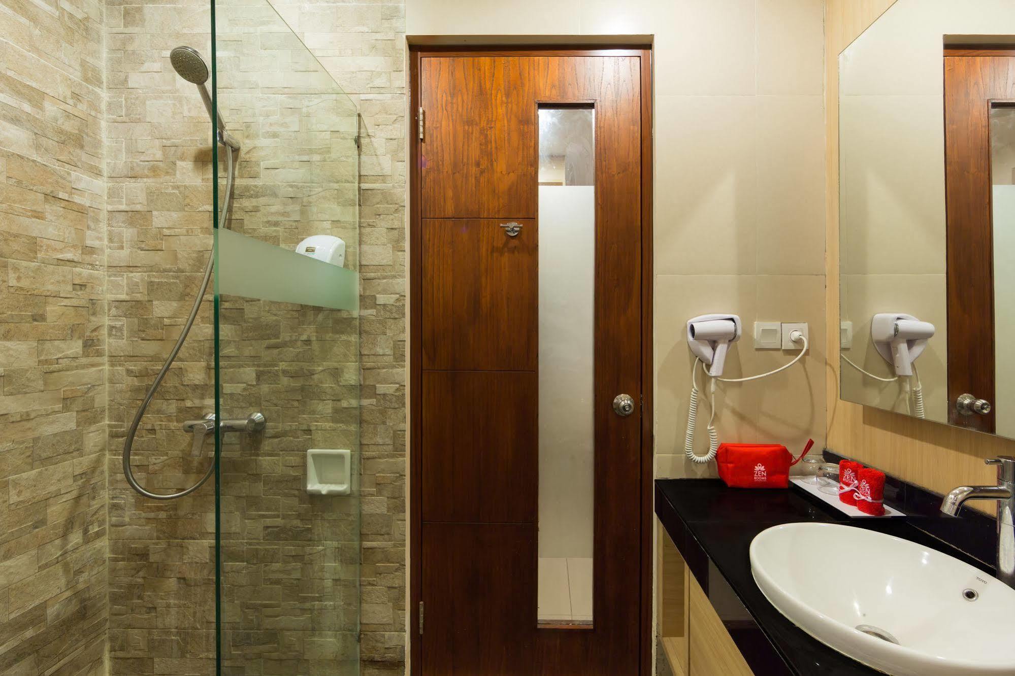 Zen Rooms Kuta Tuban Suites Buitenkant foto