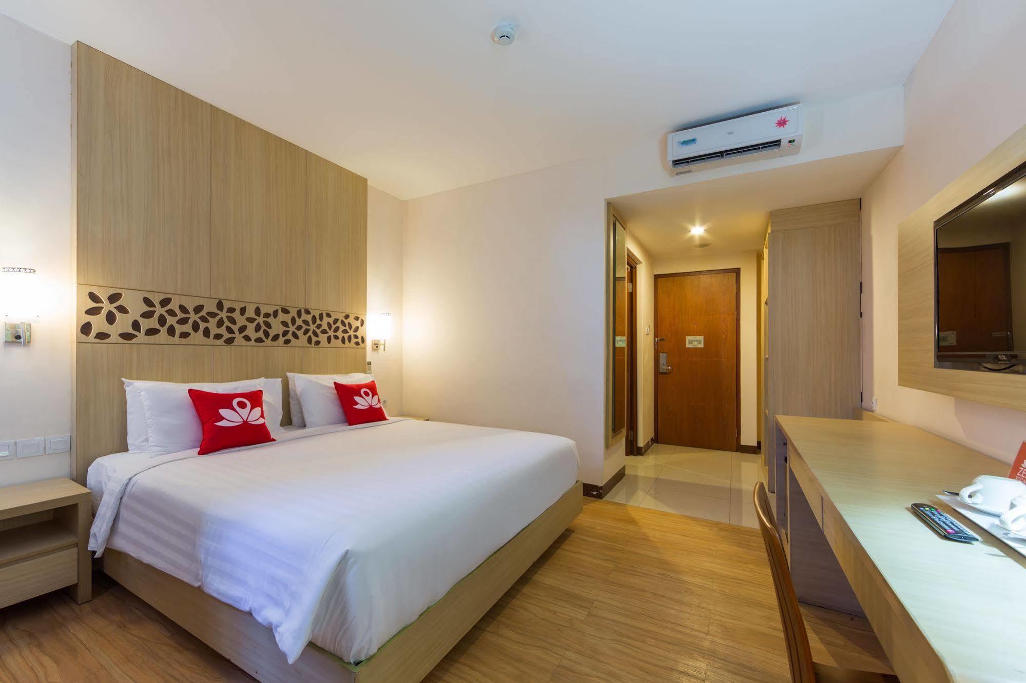 Zen Rooms Kuta Tuban Suites Buitenkant foto
