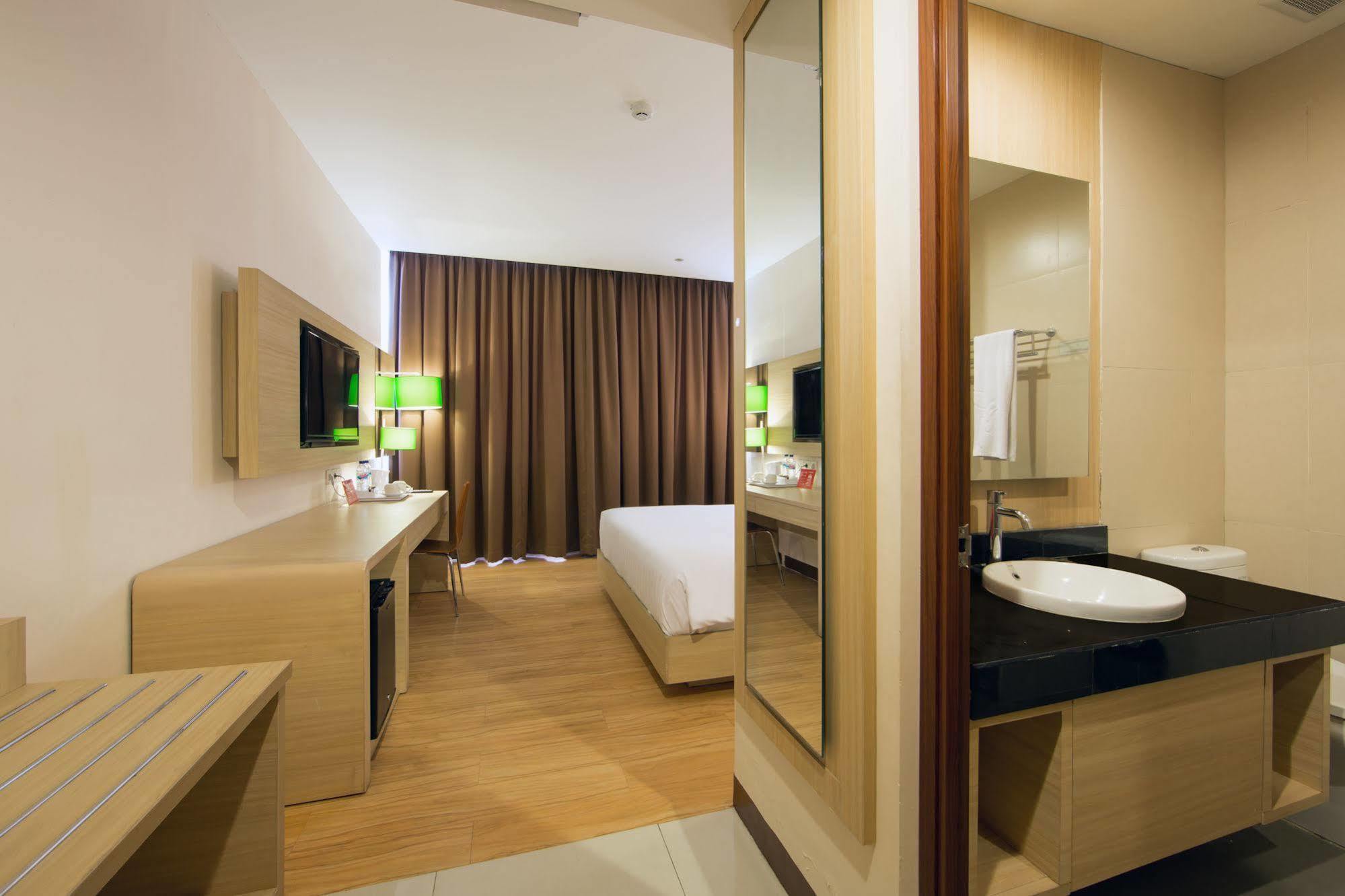 Zen Rooms Kuta Tuban Suites Buitenkant foto